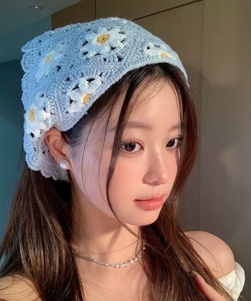 SHEENA(シーナ)の「フラワーモチーフクロシェバブーシュカ(その他ヘアアクセサリー・レディース・オフホワイト/ピンク/ブルー系その他/アイボリー・FREE)」の8枚目の写真