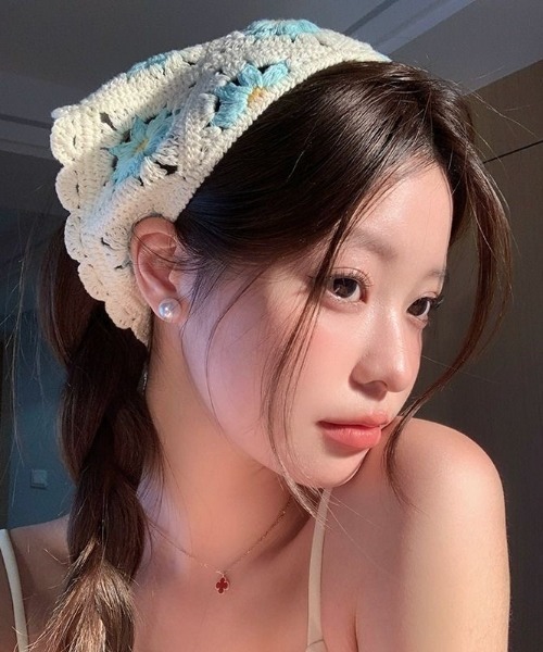 SHEENA(シーナ)の「フラワーモチーフクロシェバブーシュカ(その他ヘアアクセサリー・レディース・オフホワイト/ピンク/ブルー系その他/アイボリー・FREE)」の9枚目の写真
