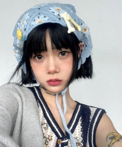 SHEENA(シーナ)の「フラワーモチーフクロシェバブーシュカ(その他ヘアアクセサリー・レディース・オフホワイト/ピンク/ブルー系その他/アイボリー・FREE)」の7枚目の写真
