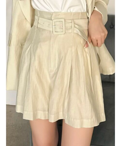 dazzlin（ダズリン）の「【セットアップ対応】ハイウエストタックショートパンツ（その他パンツ・レディース・ブラウン/アイボリー・MEDIUM/SMALL）」の2枚目の写真