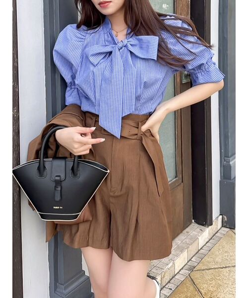 dazzlin（ダズリン）の「【セットアップ対応】ハイウエストタックショートパンツ（その他パンツ・レディース・ブラウン/アイボリー・MEDIUM/SMALL）」の3枚目の写真