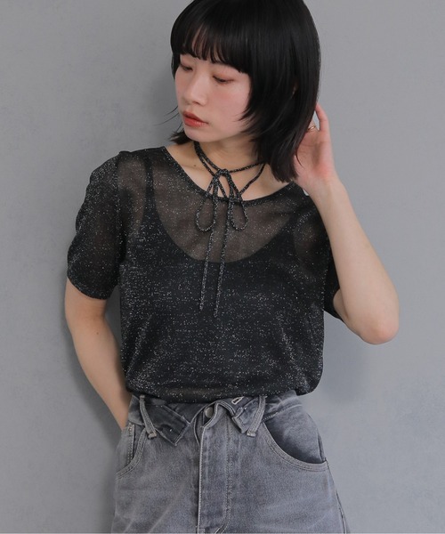 cheriella(シェリエラ)の「【cheriella】ネックデザインラメトップス NECK DESIGN LAME TOPS(Tシャツ/カットソー・レディース・レッド/チャコールグレー/ブラック/グレイッシュベージュ・M)」の1枚目の写真