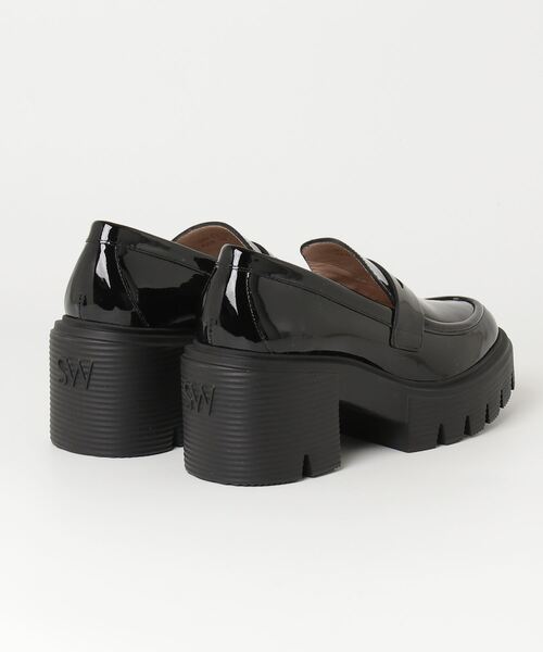STUART WEITZMAN(スチュアートワイツマン)の「STUART WEITZMAN SOHO LOAFER IN PATENT スチュアート・ワイツマン ソーホー パテント ローファー(ローファー・レディース・ブラック・35/35.5/36/36.5/37/37.5/38)」の2枚目の写真