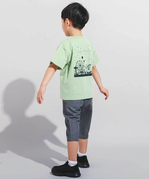BeBe（ベベ）の「【WEB限定】JOUERバック遊園地プリント天竺半袖Tシャツ(100~140cm)（Tシャツ/カットソー・キッズ・ブラック/グリーン・110cm/120cm/130cm/140cm/100cm）」の3枚目の写真