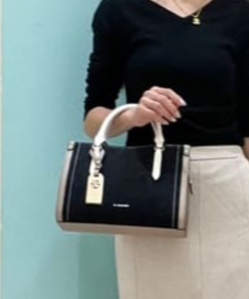 & chouette(アンドシュエット)の「デニム ステッチデザインハンドバッグ(ハンドバッグ・レディース・ブラック/インディゴブルー/ライトインディゴブルー・FREE)」の2枚目の写真