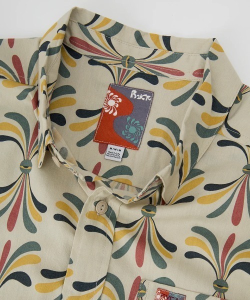 RVCA(ルーカ)の「RVCA メンズ 【LAURYN ALVAREZ】 LA EYE FLORAL SS 半袖シャツ 【2025年春夏モデル】/ルーカ半袖総柄Tシャツ(シャツ/ブラウス・メンズ・ライトカーキ・SMALL/X-LARGE/LARGE/MEDIUM)」の2枚目の写真