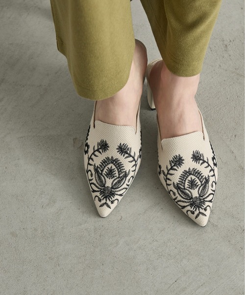 THE YOn（ザヨン）の「チャンキーヒールボタニカルエンブロイダリーミュール（サンダル・レディース・アイボリー/ブラック/ブラウン・37/38/39）」の22枚目の写真