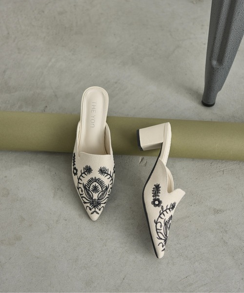 THE YOn（ザヨン）の「チャンキーヒールボタニカルエンブロイダリーミュール（サンダル・レディース・アイボリー/ブラック/ブラウン・37/38/39）」の20枚目の写真