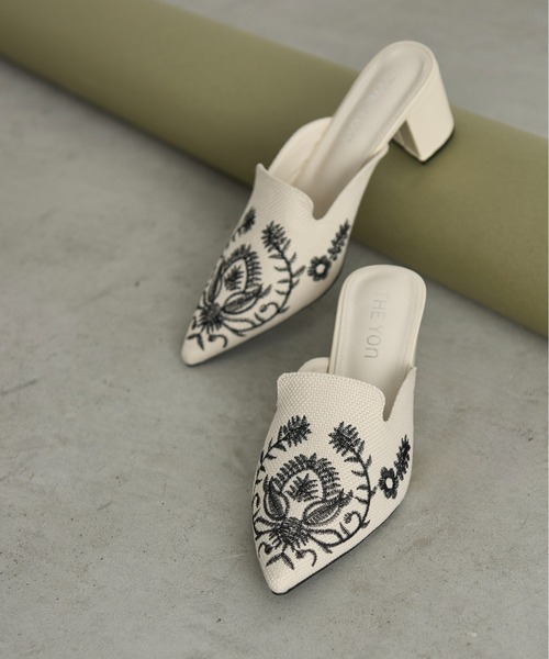 THE YOn（ザヨン）の「チャンキーヒールボタニカルエンブロイダリーミュール（サンダル・レディース・アイボリー/ブラック/ブラウン・37/38/39）」の21枚目の写真