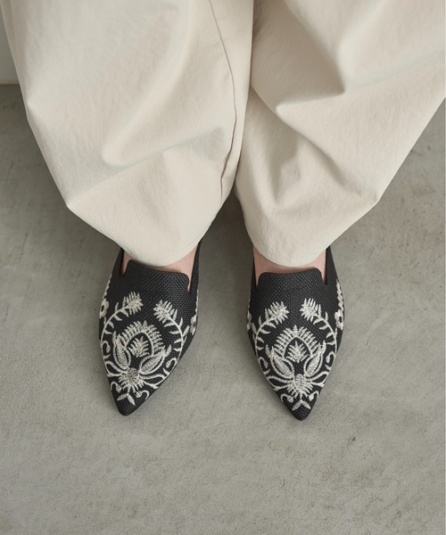 THE YOn（ザヨン）の「チャンキーヒールボタニカルエンブロイダリーミュール（サンダル・レディース・アイボリー/ブラック/ブラウン・37/38/39）」の8枚目の写真