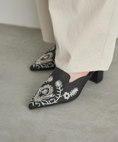 THE YOn（ザヨン）の「チャンキーヒールボタニカルエンブロイダリーミュール（サンダル・レディース・アイボリー/ブラック/ブラウン・37/38/39）」の9枚目の写真