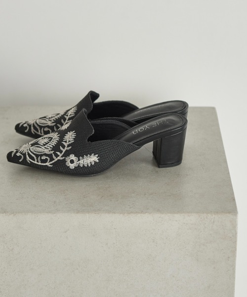 THE YOn（ザヨン）の「チャンキーヒールボタニカルエンブロイダリー