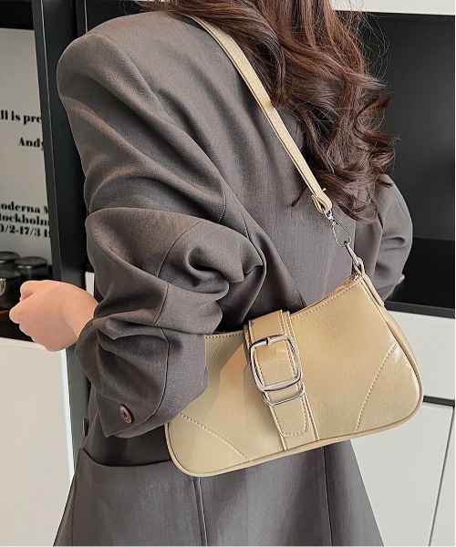 FINEnough(ファインナフ)の「ベルトデザインフラップ型2WAYショルダーバッグ(ショルダーバッグ・レディース・ホワイト/ブラック/ベージュ/ピンク・FREE)」の1枚目の写真