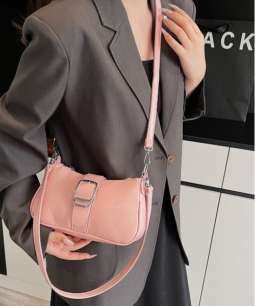 FINEnough(ファインナフ)の「ベルトデザインフラップ型2WAYショルダーバッグ(ショルダーバッグ・レディース・ホワイト/ブラック/ベージュ/ピンク・FREE)」の10枚目の写真