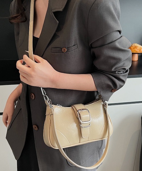 FINEnough(ファインナフ)の「ベルトデザインフラップ型2WAYショルダーバッグ(ショルダーバッグ・レディース・ホワイト/ブラック/ベージュ/ピンク・FREE)」の13枚目の写真