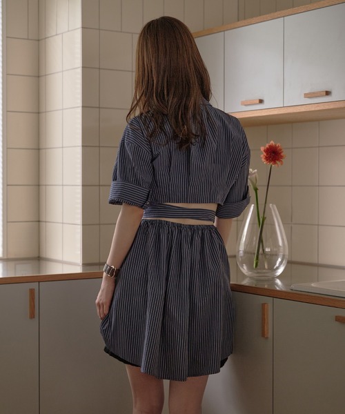 mideal(マイディール)の「back open striped shirt / バックオープンストライプシャツ(シャツ/ブラウス・レディース・オフホワイト/ネイビー・FREE)」の4枚目の写真
