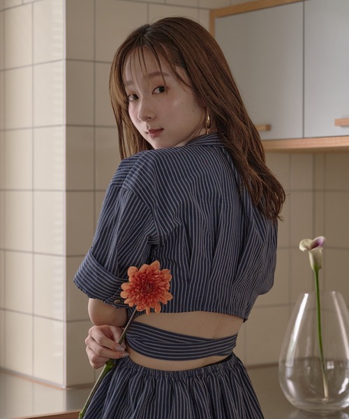 mideal(マイディール)の「back open striped shirt / バックオープンストライプシャツ(シャツ/ブラウス・レディース・オフホワイト/ネイビー・FREE)」の5枚目の写真