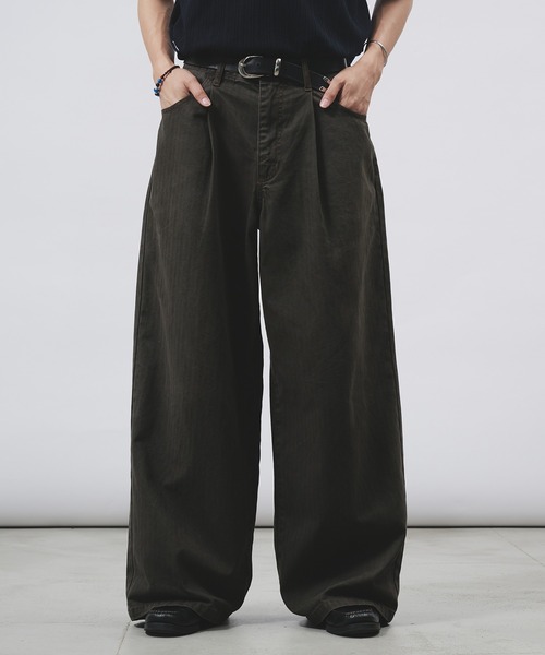 Adoon plain（アドーンプレーン）の「TUCK HERRINGBONE WIDE PANTS / タックヘリンボーンワイドパンツ（スラックス・メンズ・アイボリー/ブラック/チャコールグレー・SMALL/LARGE/MEDIUM）」の4枚目の写真