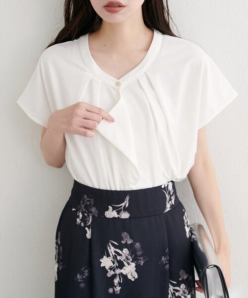 natural couture（ナチュラルクチュール）の「【sherbet line】接触冷感ドレープフリルカットソーブラウス（シャツ/ブラウス・レディース・ラベンダー/ネイビー/ボルドー/ブルー/オフホワイト・FREE）」の2枚目の写真