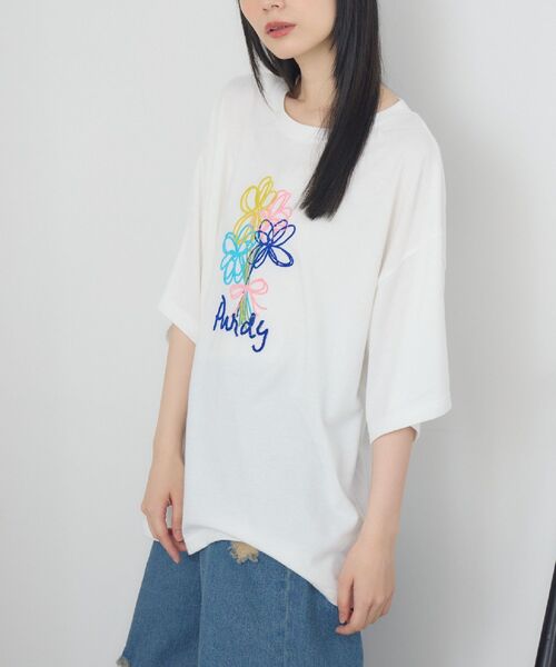 RETRO GIRL（レトロガール）の「花刺繍BIGTEE（Tシャツ/カットソー・レディース・オフホワイト/ブルー/ホワイト系その他・FREE）」の2枚目の写真