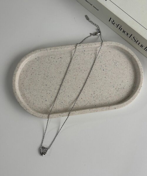 CAPRICIEUX LE'MAGE(カプリシューレマージュ)の「〈GOLDY/ゴールディ〉トライアングルリボンネックレス(ネックレス・レディース・ゴールド/シルバー・FREE)」の1枚目の写真