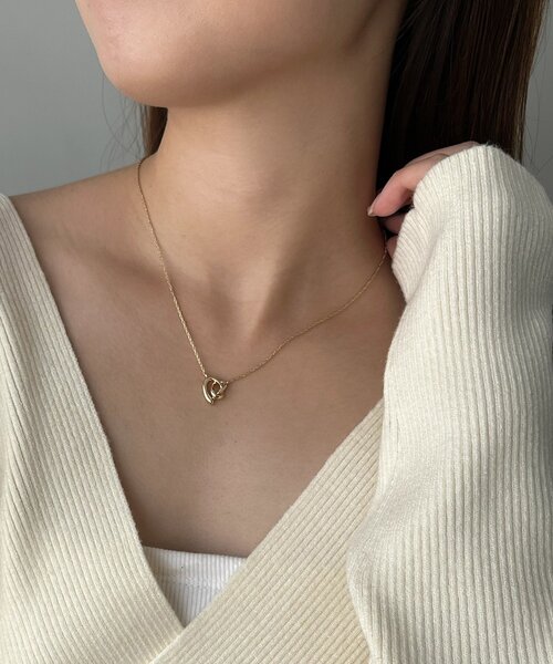 CAPRICIEUX LE'MAGE(カプリシューレマージュ)の「〈GOLDY/ゴールディ〉トライアングルリボンネックレス(ネックレス・レディース・ゴールド/シルバー・FREE)」の2枚目の写真