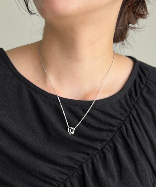 CAPRICIEUX LE'MAGE(カプリシューレマージュ)の「〈GOLDY/ゴールディ〉トライアングルリボンネックレス(ネックレス・レディース・ゴールド/シルバー・FREE)」の4枚目の写真