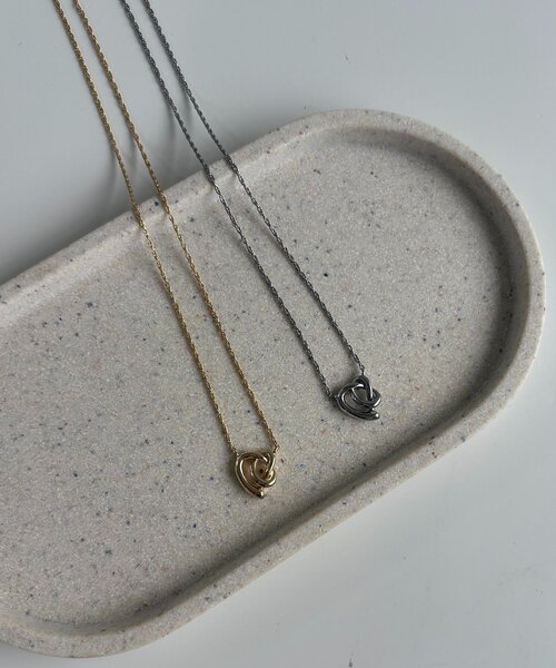 CAPRICIEUX LE'MAGE(カプリシューレマージュ)の「〈GOLDY/ゴールディ〉トライアングルリボンネックレス(ネックレス・レディース・ゴールド/シルバー・FREE)」の5枚目の写真