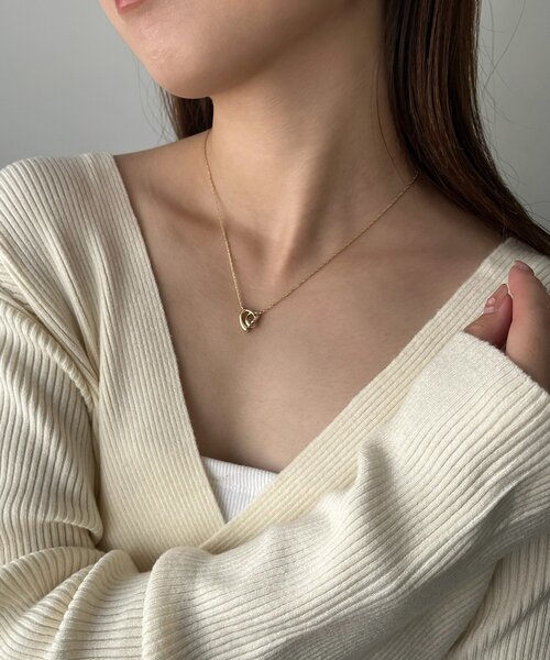 CAPRICIEUX LE'MAGE(カプリシューレマージュ)の「〈GOLDY/ゴールディ〉トライアングルリボンネックレス(ネックレス・レディース・ゴールド/シルバー・FREE)」の6枚目の写真