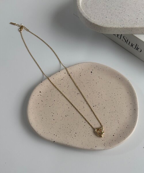 CAPRICIEUX LE'MAGE(カプリシューレマージュ)の「〈GOLDY/ゴールディ〉トライアングルリボンネックレス(ネックレス・レディース・ゴールド/シルバー・FREE)」の7枚目の写真