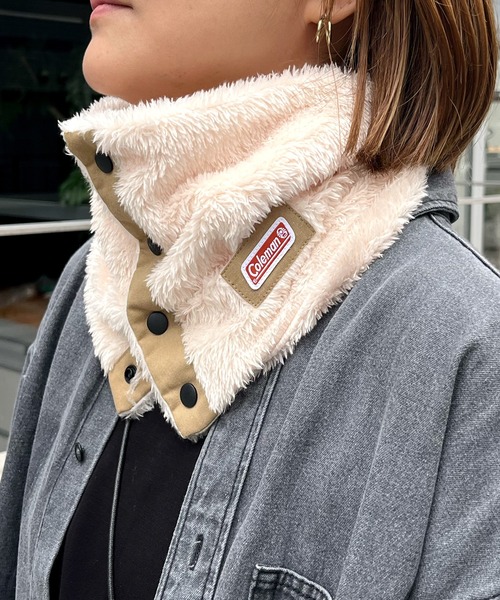 COLEMAN（コールマン）の「【Coleman】コールマン ボタン留め ボアネックウォーマー（ネックウォーマー/スヌード・メンズ・カーキ/ベージュ/カモフラージュ/ネイビー/ブラック・FREE）」の2枚目の写真