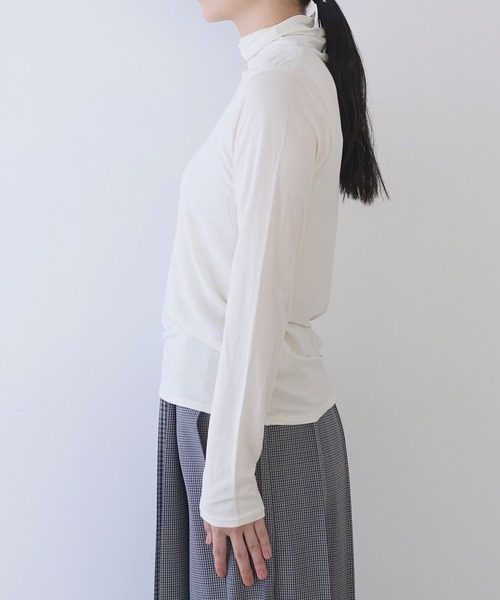 yuni(ユニ )の「コットンキュプラ モックロディhigh neck プルオーバー(Tシャツ/カットソー・レディース・ホワイト/ブラック・FREE)」の15枚目の写真