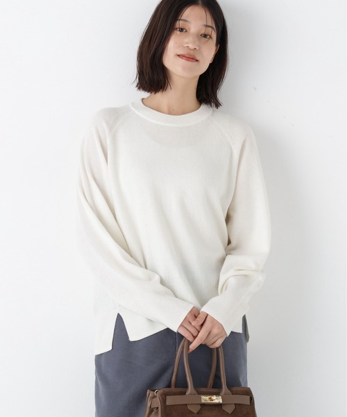 human woman(ヒューマンウーマン)の「◆【ウォッシャブル/7色展開】ウール天竺クルーネックプルオーバー(ニット/セーター・レディース・グレー系その他/ブルー/イエロー/ベージュ/ライトグリーン/ホワイト系その他3/ホワイト系その他・MEDIUM)」の2枚目の写真