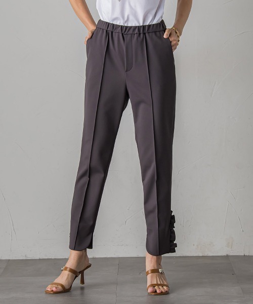 Viaggio Blu（ビアッジョブルー）の「裾フリルパンツ≪洗濯機で洗える≫（その他パンツ・レディース・ブラック/チャコールグレー・M/L/S/XS）」の2枚目の写真