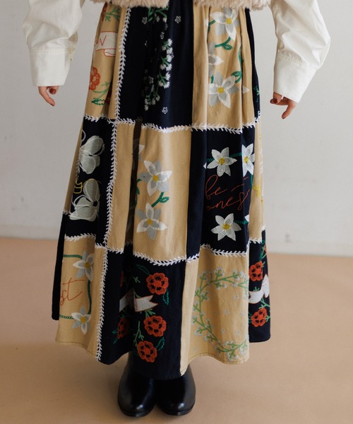 AMERICAN RAG CIE（アメリカンラグシー）の「LEIN パッチワーク刺繍スカート（スカート・レディース・ブラック・FREE）」の4枚目の写真