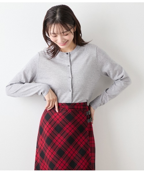 NEWYORKER(ニューヨーカー)の「【手洗い可能】キャッシュウール クルーネックカーディガン(カーディガン/ボレロ・レディース・グリーン系その他3/ネイビー/パープル/ピンク/ブラウン/ライトグレー・L/M)」の2枚目の写真