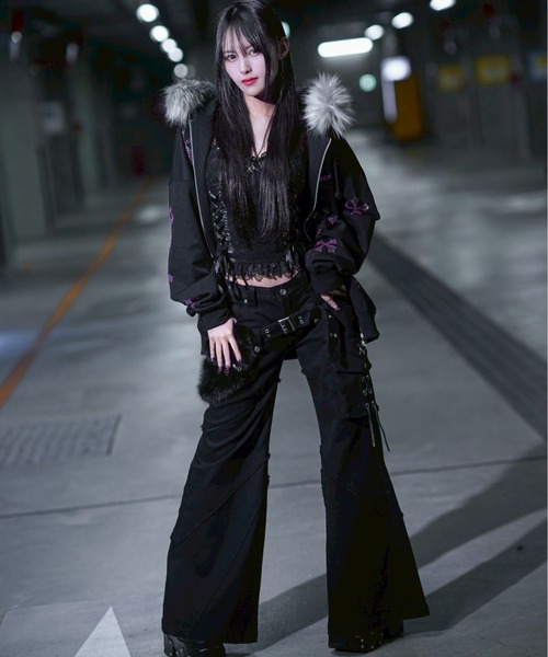 REFLEM（レフレム）の「『REFLEM/レフレム』ファー付きクロス総柄ラインストーンZIPパーカー/ジップアップパーカー（パーカー・レディース・ブラック×ホワイト/ブラック×ピンク・FREE）」の12枚目の写真