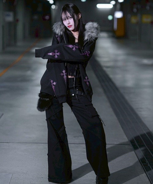 REFLEM（レフレム）の「『REFLEM/レフレム』ファー付きクロス総柄ラインストーンZIPパーカー/ジップアップパーカー（パーカー・レディース・ブラック×ホワイト/ブラック×ピンク・FREE）」の13枚目の写真