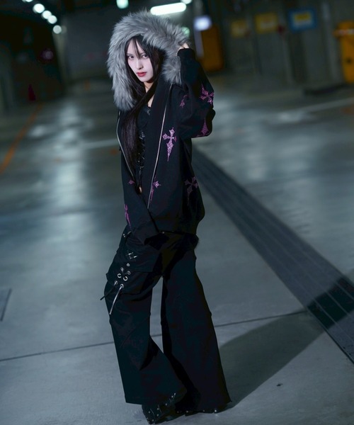 REFLEM（レフレム）の「『REFLEM/レフレム』ファー付きクロス総柄ラインストーンZIPパーカー/ジップアップパーカー（パーカー・レディース・ブラック×ホワイト/ブラック×ピンク・FREE）」の14枚目の写真