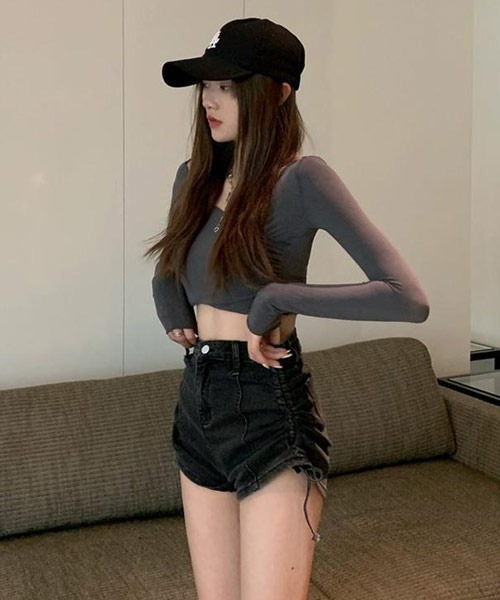 VIBGYOR Women(ヴィブジョー ウィメン)の「【Mayree】リボンハイウエストデニムショートパンツ(デニムパンツ・レディース・ブルー/ブラック・LARGE/X-LARGE)」の2枚目の写真