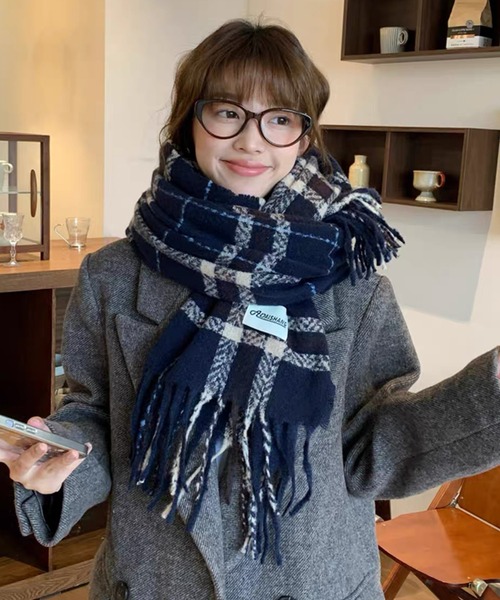 shopnikoniko(ショップニコニコ)の「チェック柄 ワッペン付き フリンジマフラー(マフラー・レディース・ブラック/ワイン/ネイビー/ベージュ/ブラウン/ピンク・フリー)」の5枚目の写真