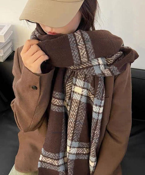 shopnikoniko(ショップニコニコ)の「チェック柄 ワッペン付き フリンジマフラー(マフラー・レディース・ブラック/ワイン/ネイビー/ベージュ/ブラウン/ピンク・フリー)」の3枚目の写真