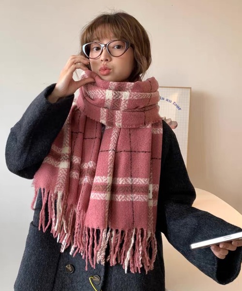 shopnikoniko(ショップニコニコ)の「チェック柄 ワッペン付き フリンジマフラー(マフラー・レディース・ブラック/ワイン/ネイビー/ベージュ/ブラウン/ピンク・フリー)」の6枚目の写真