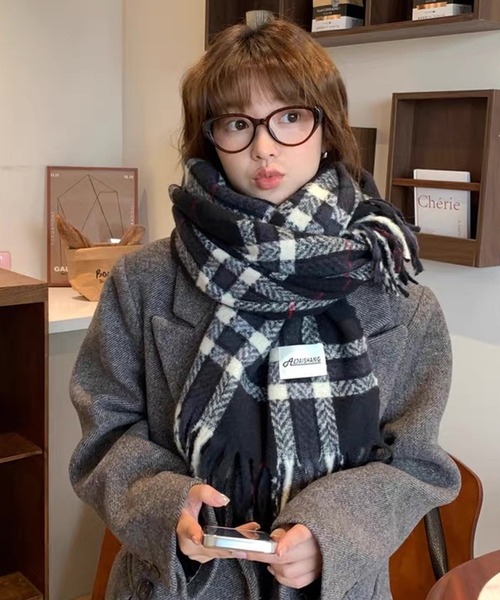 shopnikoniko(ショップニコニコ)の「チェック柄 ワッペン付き フリンジマフラー(マフラー・レディース・ブラック/ワイン/ネイビー/ベージュ/ブラウン/ピンク・フリー)」の1枚目の写真