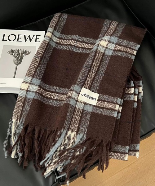 shopnikoniko(ショップニコニコ)の「チェック柄 ワッペン付き フリンジマフラー(マフラー・レディース・ブラック/ワイン/ネイビー/ベージュ/ブラウン/ピンク・フリー)」の7枚目の写真