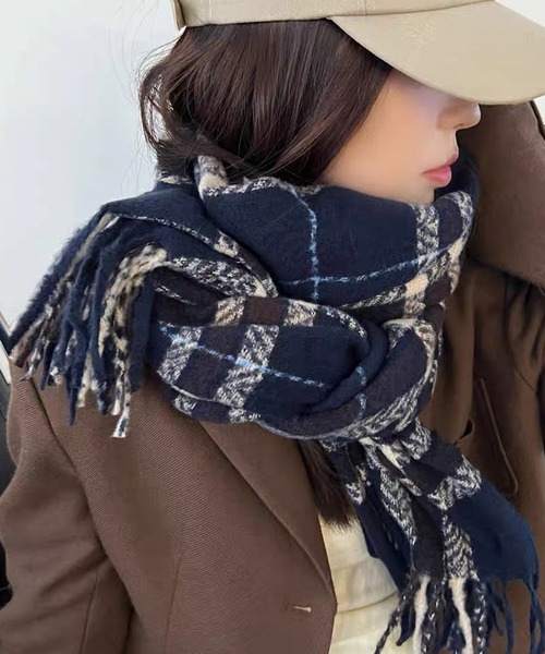 shopnikoniko(ショップニコニコ)の「チェック柄 ワッペン付き フリンジマフラー(マフラー・レディース・ブラック/ワイン/ネイビー/ベージュ/ブラウン/ピンク・フリー)」の13枚目の写真