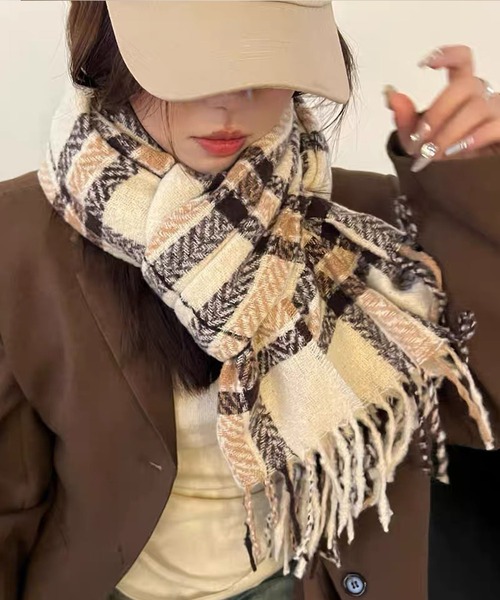 shopnikoniko(ショップニコニコ)の「チェック柄 ワッペン付き フリンジマフラー(マフラー・レディース・ブラック/ワイン/ネイビー/ベージュ/ブラウン/ピンク・フリー)」の10枚目の写真