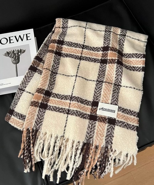 shopnikoniko(ショップニコニコ)の「チェック柄 ワッペン付き フリンジマフラー(マフラー・レディース・ブラック/ワイン/ネイビー/ベージュ/ブラウン/ピンク・フリー)」の9枚目の写真