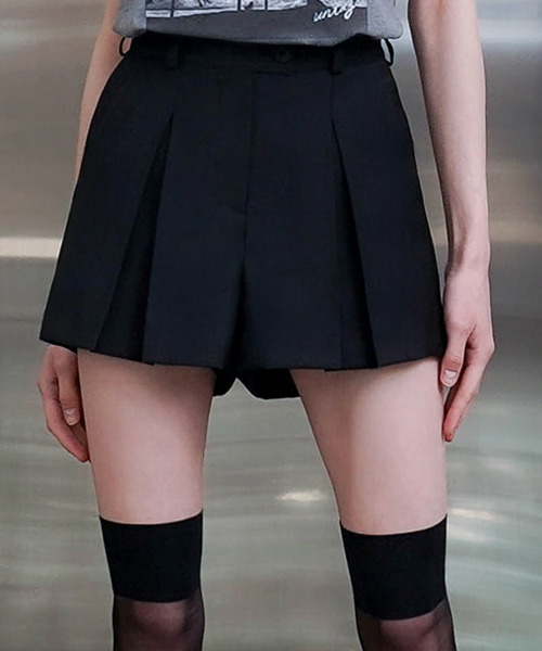 Wool Inverted Box Pleated Shorts (Black)_UTH-SP11