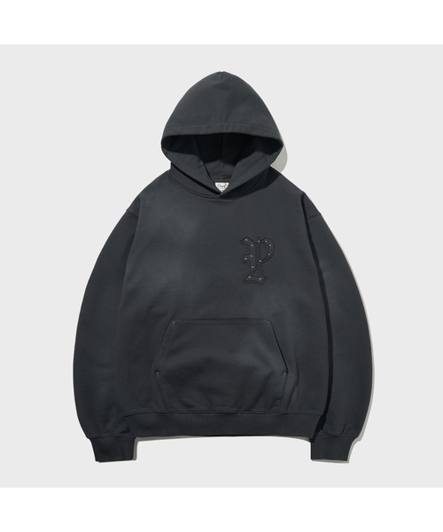 PHYSICAL DEPARTMENT(フィジカル デパートメント)の「スタッズゴシックロゴアプリケスプレーダイングフード_ダークチャコール(パーカー・レディース・その他・MEDIUM/LARGE/X-LARGE)」の1枚目の写真